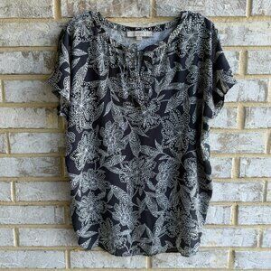 LOFT Short Sleeve Round Neck Gray/White Floral Blouse Women's Size M.